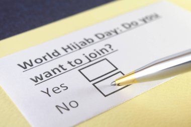 Bir kişi dünya tesettür günü ile ilgili soruya cevap veriyor..