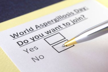 Bir kişi Dünya Aspergilloz Günü ile ilgili soruya cevap veriyor..