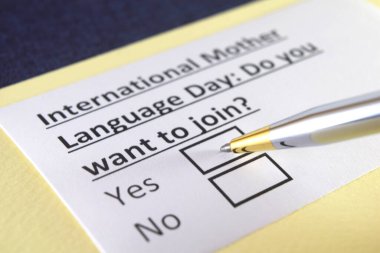 Bir kişi uluslararası anadil günü ile ilgili soruları cevaplıyor..