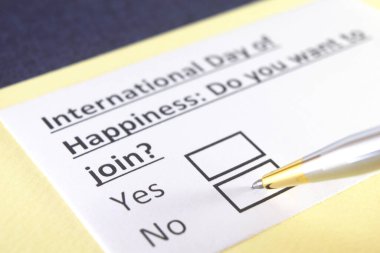 Bir kişi uluslararası mutluluk günüyle ilgili soruya cevap veriyor..