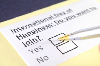 Bir kişi uluslararası mutluluk günüyle ilgili soruya cevap veriyor..