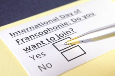 Bir kişi uluslararası francophonie günüyle ilgili soruya cevap veriyor..