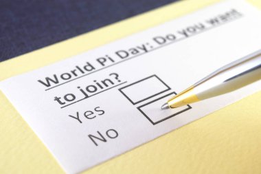 Bir kişi Dünya Pasta Günü 'yle ilgili soruya cevap veriyor..