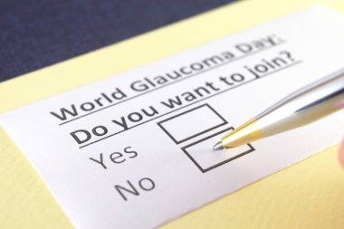 Bir kişi glokom günüyle ilgili soruya cevap veriyor..