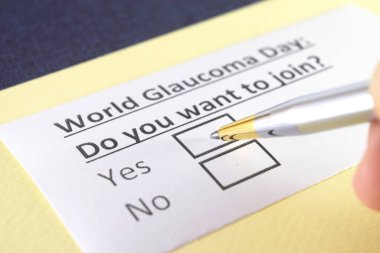Bir kişi glokom günüyle ilgili soruya cevap veriyor..