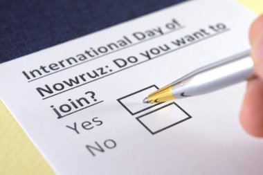 Bir kişi Nowruz 'un uluslararası günüyle ilgili soruya cevap veriyor..