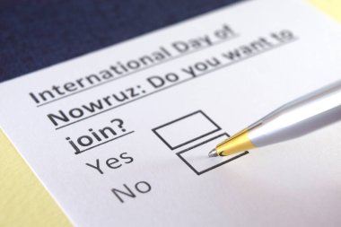 Bir kişi Nowruz 'un uluslararası günüyle ilgili soruya cevap veriyor..