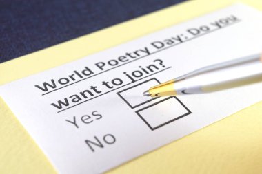 Bir kişi dünya şiir günü hakkındaki soruları cevaplıyor..