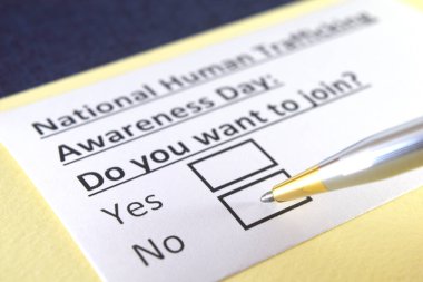 Bir kişi Ulusal İnsan Kaçakçılığı Bilinci Günü ile ilgili soruları yanıtlıyor..