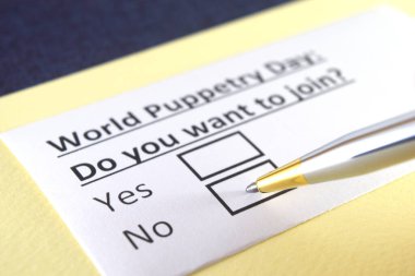 Bir kişi Dünya Kukla Günü 'yle ilgili soruya cevap veriyor..