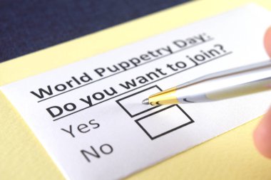Bir kişi Dünya Kukla Günü 'yle ilgili soruya cevap veriyor..