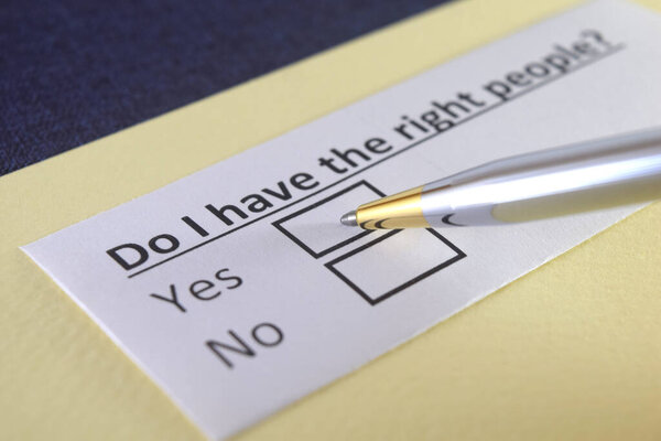 Один человек отвечает на вопрос о человеческих ресурсах.