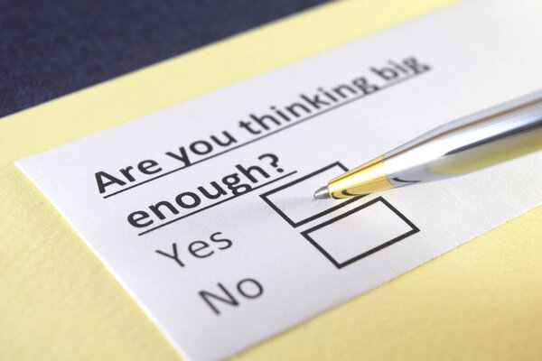 Один человек отвечает на вопрос о своем плане.