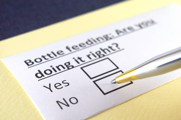 Один человек отвечает на вопрос о кормлении бутылкой.