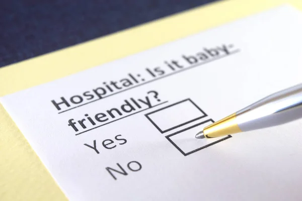 Una Persona Está Respondiendo Pregunta Sobre Los Hospitales — Foto de Stock