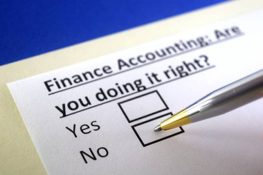 Mali muhasebe ile ilgili soruya bir kişi cevap veriyor.