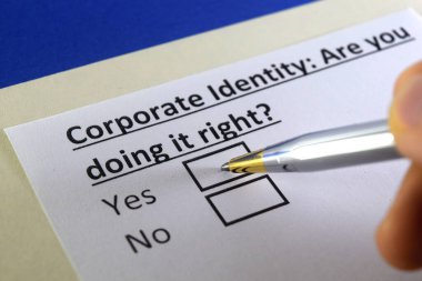 Bir kişi kurumsal kimlikle ilgili soruya cevap veriyor..