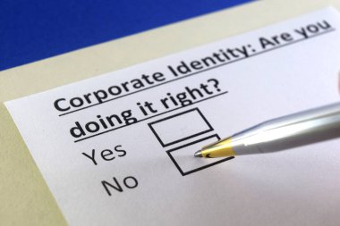 Bir kişi kurumsal kimlikle ilgili soruya cevap veriyor..