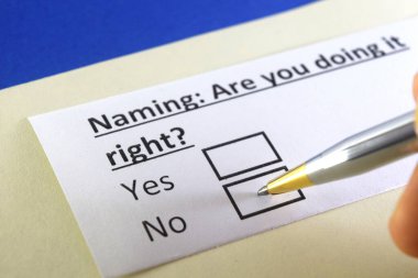 Bir kişi ürünün ismi ile ilgili soruya cevap veriyor..