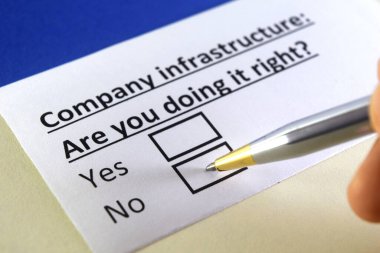 Bir kişi şirketin altyapısı ile ilgili soruları cevaplıyor..