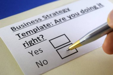 Bir kişi iş stratejisi şablonuyla ilgili soruya cevap veriyor.