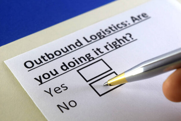 Один человек отвечает на вопрос об исходящей логистике.