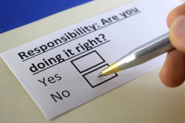 Bir kişi sorumlulukla ilgili soruya cevap veriyor..