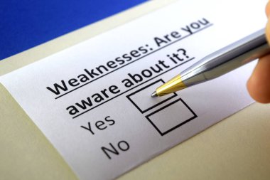 Bir kişi zayıflıkla ilgili soruya cevap veriyor..