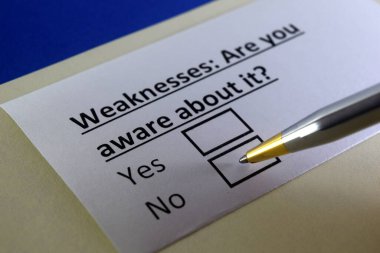 Bir kişi zayıflıkla ilgili soruya cevap veriyor..