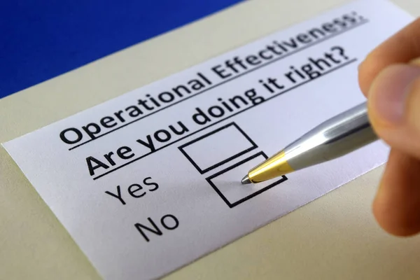 Una Persona Está Respondiendo Pregunta Sobre Eficacia Operativa — Foto de Stock