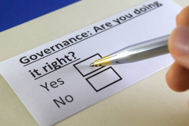 Bir kişi yönetimle ilgili soruya cevap veriyor..