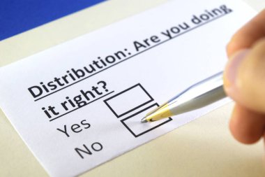 Bir kişi dağılımla ilgili soruya cevap veriyor..