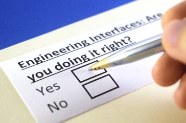 Bir kişi mühendislik arayüzleri ile ilgili soruya cevap veriyor.