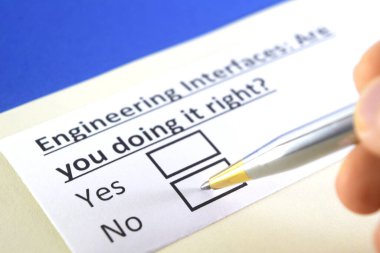 Bir kişi mühendislik arayüzleri ile ilgili soruya cevap veriyor.