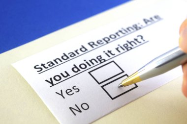 Bir kişi standart raporla ilgili soruya cevap veriyor..