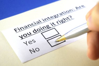 Bir kişi mali entegrasyon sorusunu cevaplıyor.