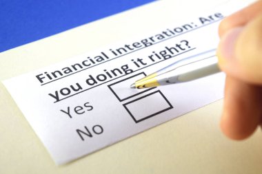 Bir kişi mali entegrasyon sorusunu cevaplıyor.