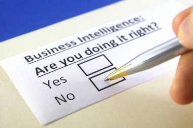 Bir kişi iş zekasıyla ilgili sorulara cevap veriyor..