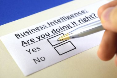 Bir kişi iş zekasıyla ilgili sorulara cevap veriyor..