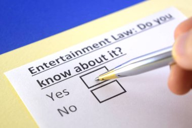 Bir kişi eğlence hukuku ile ilgili soruya cevap veriyor..