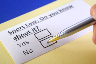 Bir kişi spor hukuku ile ilgili soruya cevap veriyor..