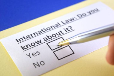 Bir kişi uluslararası hukukla ilgili soruya cevap veriyor.