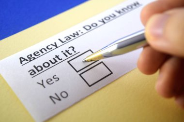 Bir kişi, teşkilat hukuku hakkındaki soruları cevaplıyor..