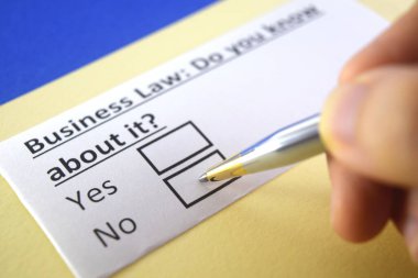 Bir kişi iş hukuku ile ilgili soruya cevap veriyor..