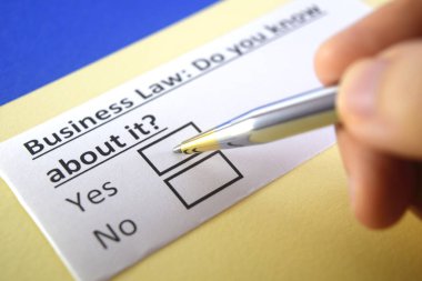 Bir kişi iş hukuku ile ilgili soruya cevap veriyor..