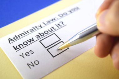 Bir kişi amirallik yasasıyla ilgili soruya cevap veriyor..
