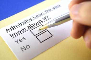 Bir kişi amirallik yasasıyla ilgili soruya cevap veriyor..