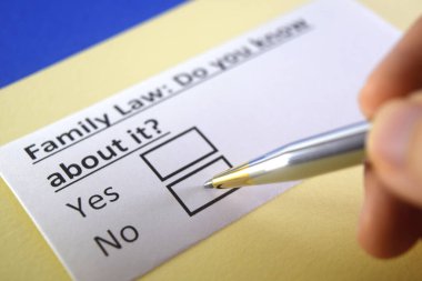 Bir kişi aile hukukuyla ilgili soruya cevap veriyor..