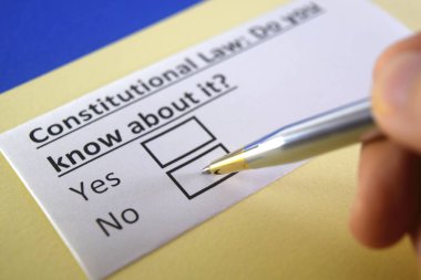 Bir kişi anayasa hukuku hakkındaki soruları yanıtlıyor.