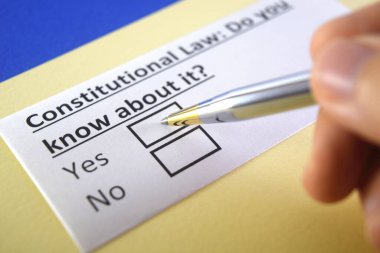 Bir kişi anayasa hukuku hakkındaki soruları yanıtlıyor.